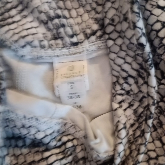 🤠Lot of 3 Yoga/ Bicycle Pants/Shorts Size Extra Small & Small - Picture 3 of 8